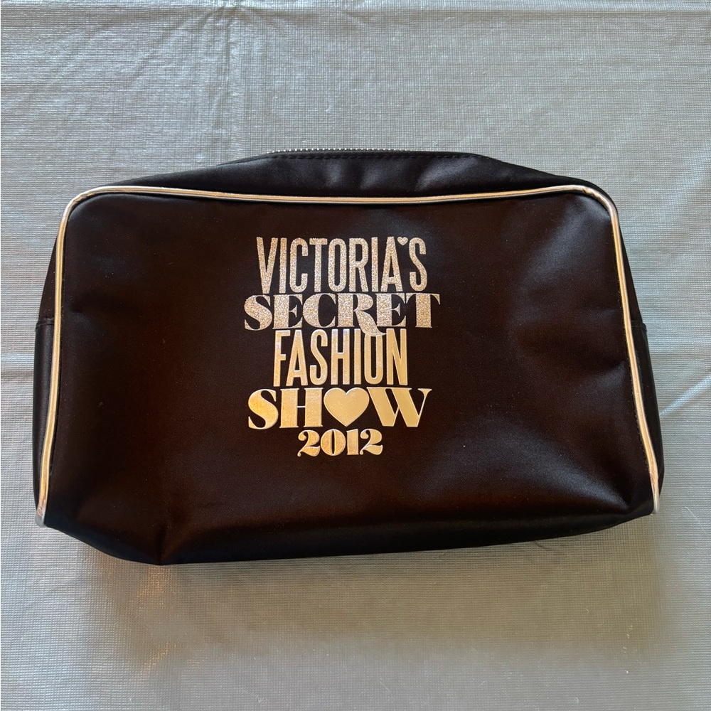 NEW VICTORIA’S SECRET PURSE- Size Small